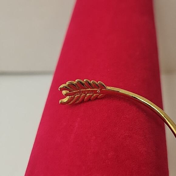 Stella & Dot Arrow Cuff Modest Dainty Feminine Southwestern Gold Tone Bracelet - Picture 3 of 3